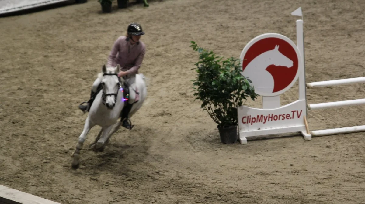 Med to 0-runder og en omspringningstid på 24.52 red 16 årige Esther Olivia Løjmand og 15 årige Laragh Storm sig til en første plads i Messingtur 1 tirsdag eftermiddag.