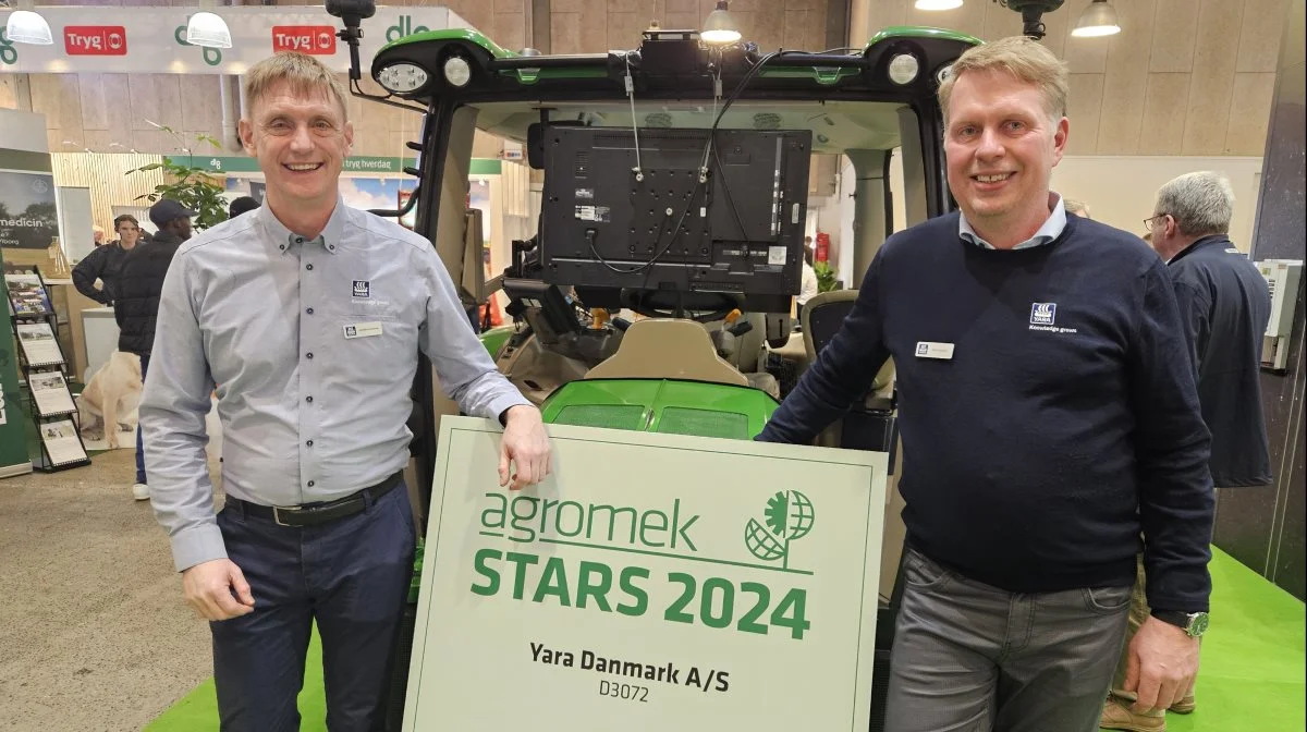 Agronom Jens Bach Andersen (tv), marketing manager Martin Seeman (th) og resten af holdet hos Yara oplever stor interesse for muligheden for trådløs integration mellem Atfarm og John Deere Operations Center. Foto: Christian Carus