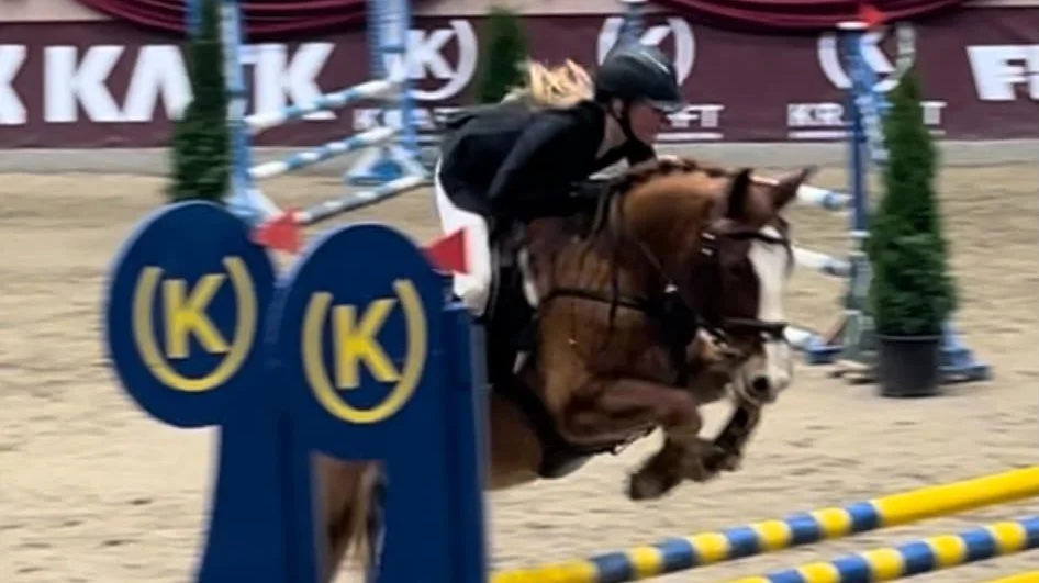 Andrea Munch er 12 år og rider en 5-årig kategori 1 hoppe.