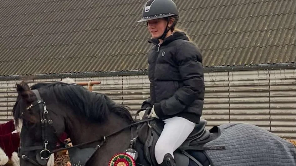 Anna Jørgensen er 12 år og rider en 18-årig kategori 2 pony.