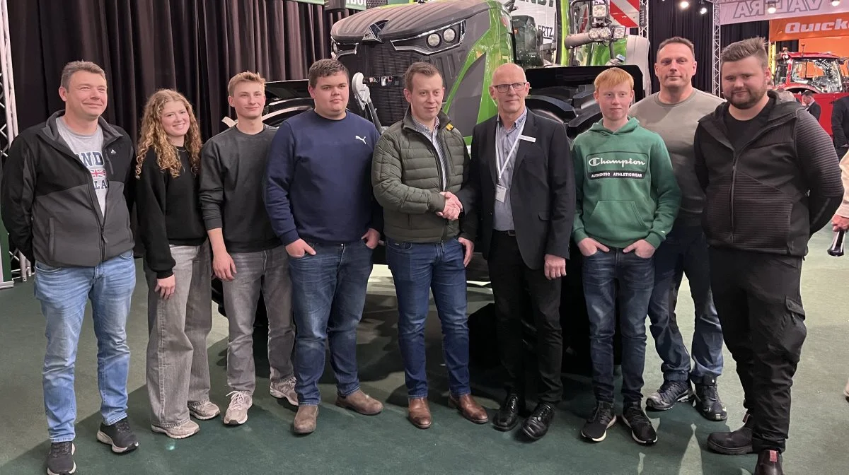 Direktør Hans Pedersen, Fruedal Agro, og Gordon Pedersen, TBS Suldrup, gav håndslag på ni nye Fendt-traktorer på Agromek. Foto: TBS