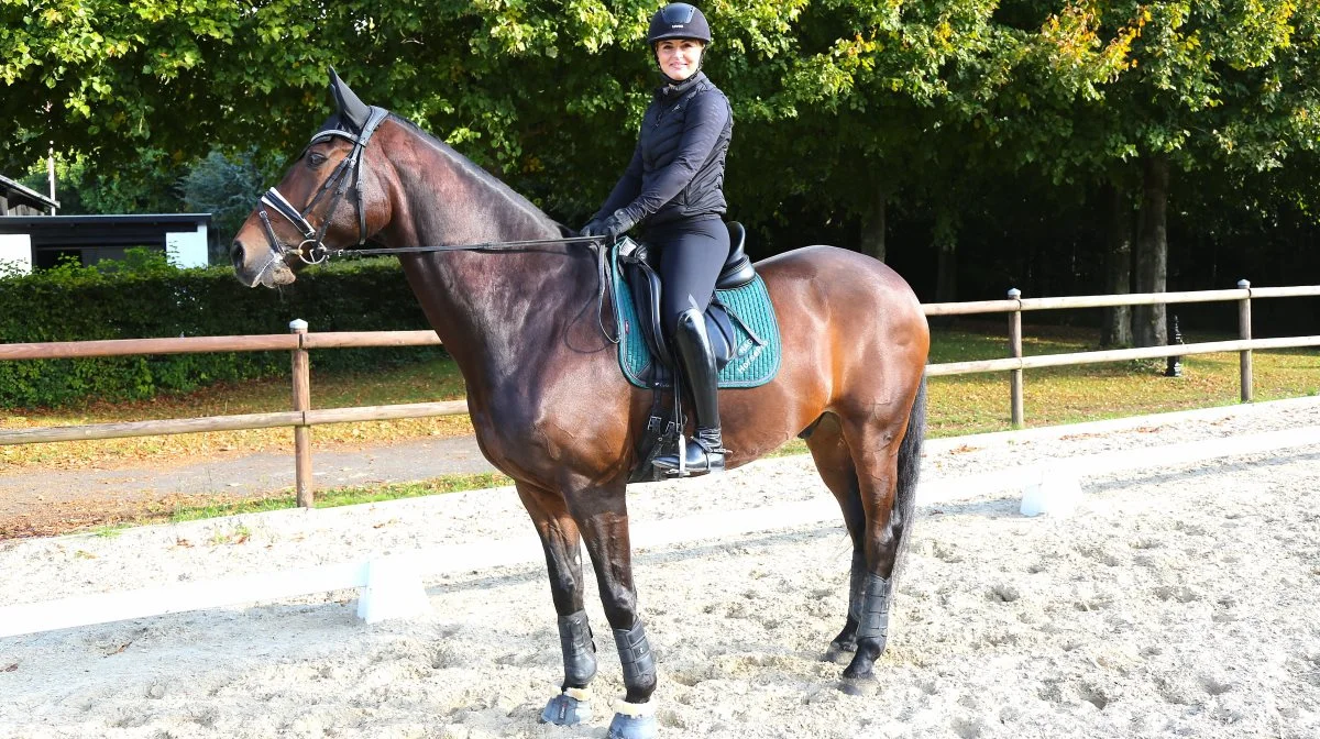 Emma har trænet og redet på Mr. Big i seks år. Deres mål er at ride et Grand Prix. Hvornår det bliver, ved Emma endnu ikke. Selvom der bliver trænet hver dag, handler det lige så meget om rejsen, og der er ingen grund til at forhaste sig.