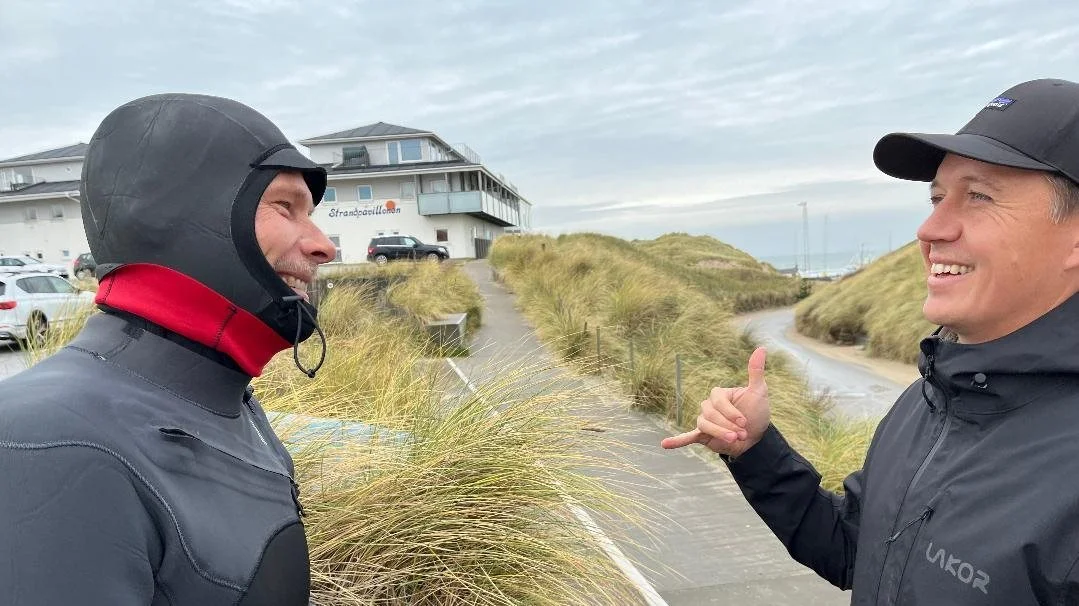 Surfer Ole Ottesen (t.v.) kender naturligvis iværksætteren Kasper Brix. Foto: Christian Ingemann