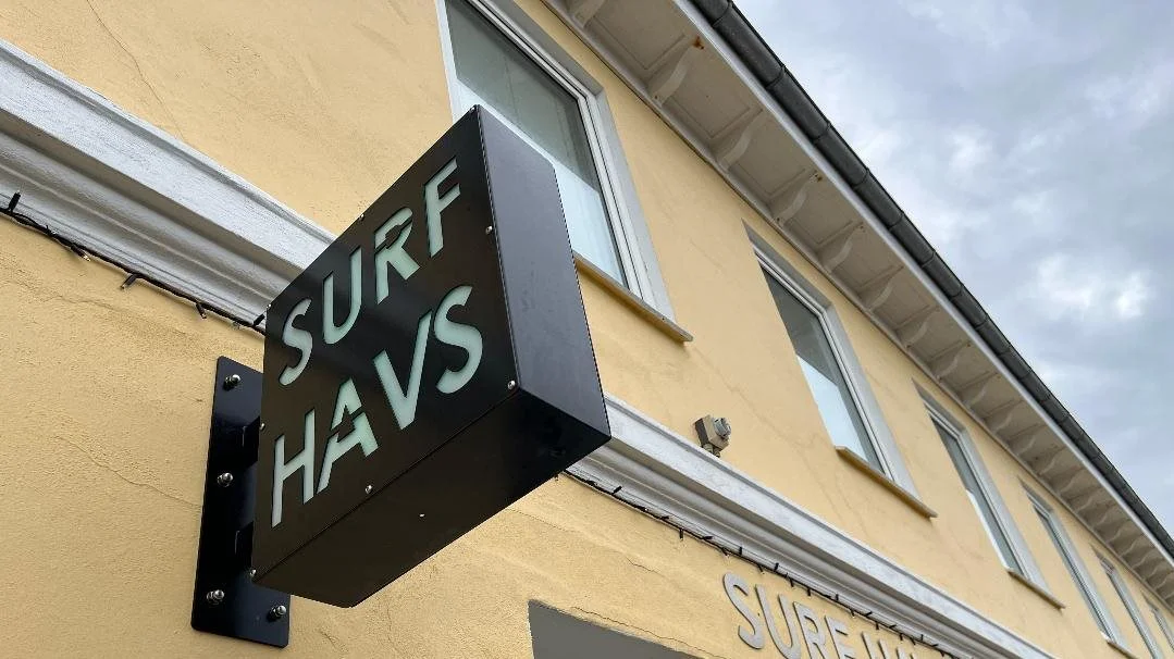 Surferbutikken på Norgesvej er en del af det lokale iværksætteri på havnen i Løkken. Foto: Christian Ingemann  