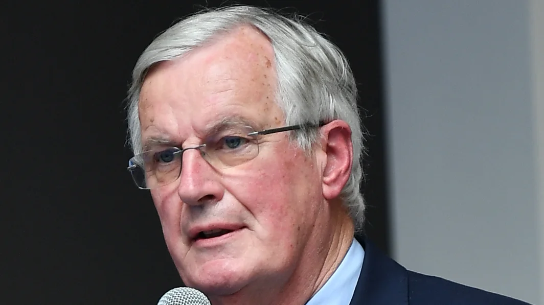 Den franske premierminister Michel Barnier risikerer onsdag at ryge af taburetten, hvis højrefløjspartiet Rassemblement National beslutter sig for at støtte et mistillidsvotum til regeringen. Det sker midt i en økonomisk krise. Foto: EPP / European Union