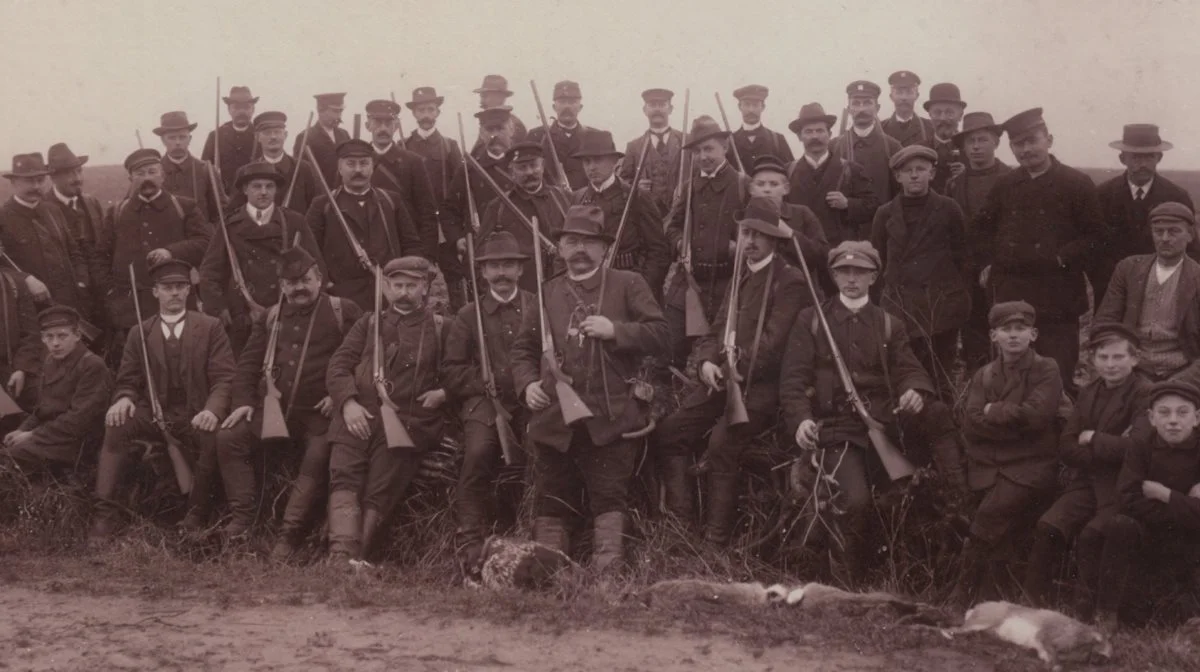 Foto fra en stor fællesjagt omkring år 1900. Fotos: Forlaget Hadrian