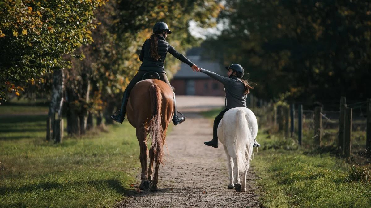 Mascha og Hollie Nolia Vang glæder sig, til de får hestene lige uden for døren. Foto: Mia Macom