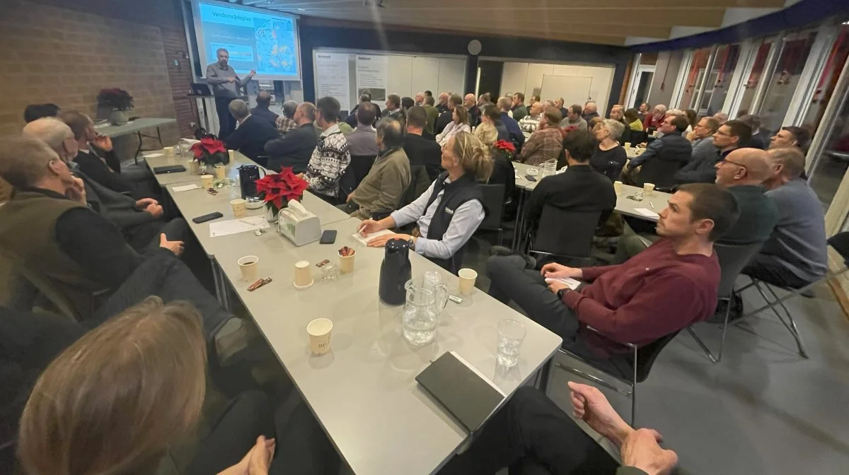 Dialogen blandt deltagerne var livlig, og der var en tydelig spørgelyst i salen. Mange landmænd benyttede muligheden for at stille spørgsmål og dele deres egne lokale erfaringer. Foto: Østdansk Landboforening
