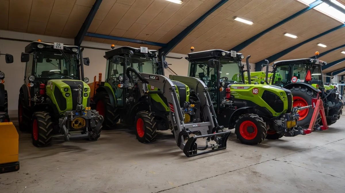 CLAAS NEXOS og ELIOS står klar til de mange opgaver, som de kan blive sendt ud til.