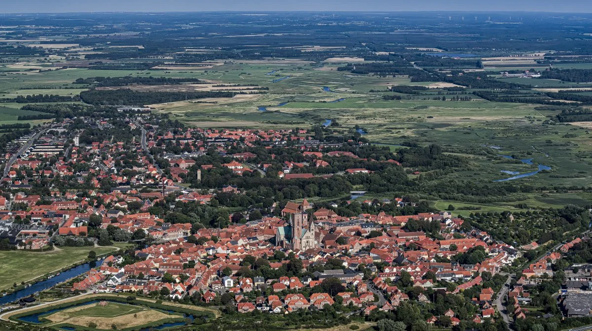 Ribe er i dag omgivet af marker. Men det kan der måske blive ændret på i forbindelse med et kommende stort klima- og naturprojekt. Pressefoto: BENT-KARLSSON