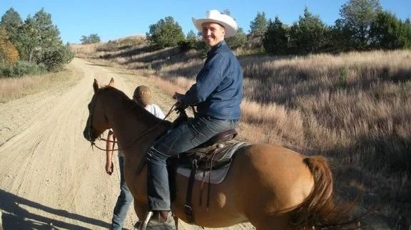 I et år arbejdede Rasmus Bak Stephansen som cowboy på en ranch i USA. På hesteryg skulle han tage sig af de mange fritgående køer på det store område.   