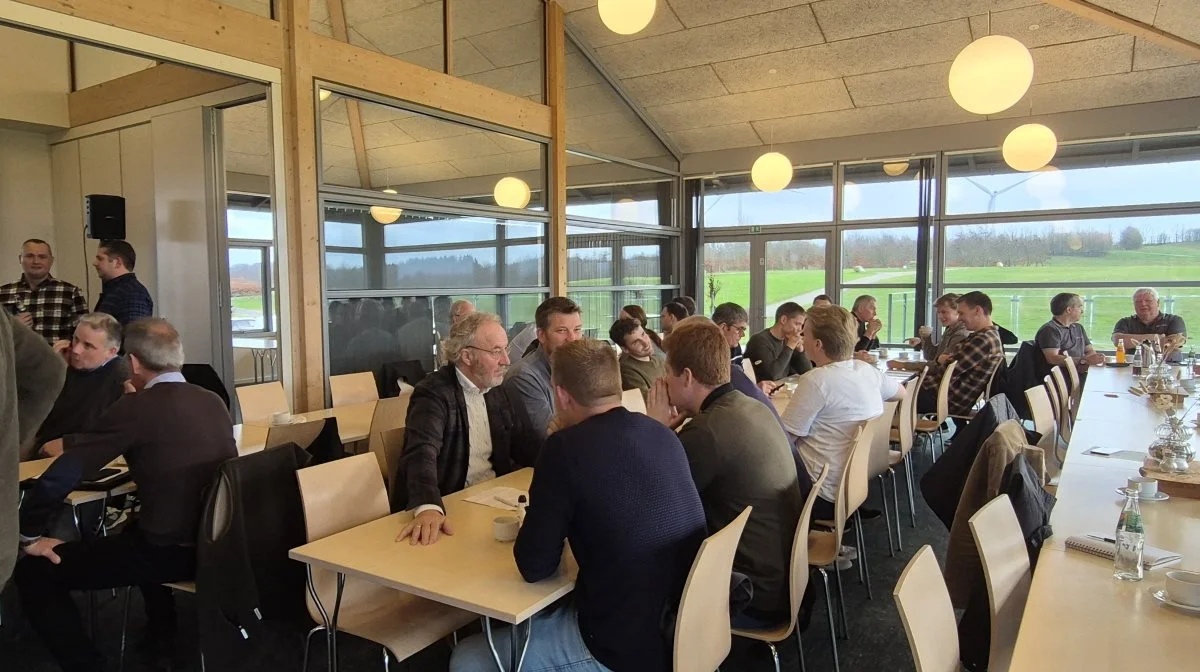 Pauserne var svære af afbryde, da snakken gik mellem nuværende producenter og nogen, som overvejer, om kyllinger skal være deres andet ben at stå på - eller bare der, de skal starte deres landmandsliv.