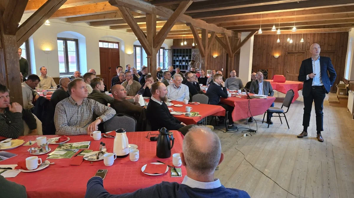 DLF er i disse uger i gang med at holde avlermøder over hele landet. Torsdag formiddag er det her i Vordingborg, hvor CEO Søren Halbye er i gang med markedsorientering. Fotos: Jørgen P. Jensen