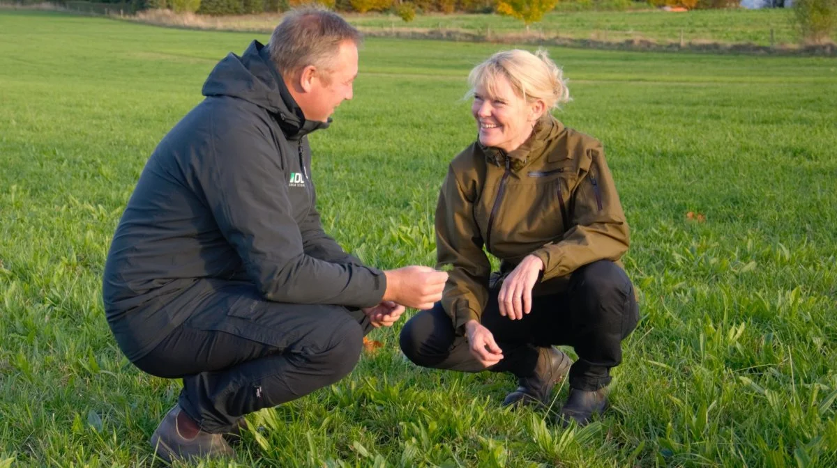 Medarrangør lektor Eva Lind Gleerup fra Erhvervsakademi Aarhus ses her i snak med Tom Vestergaard, produktchef, DLF, der også holder oplæg på NENUC 2025. Foto: Privat 