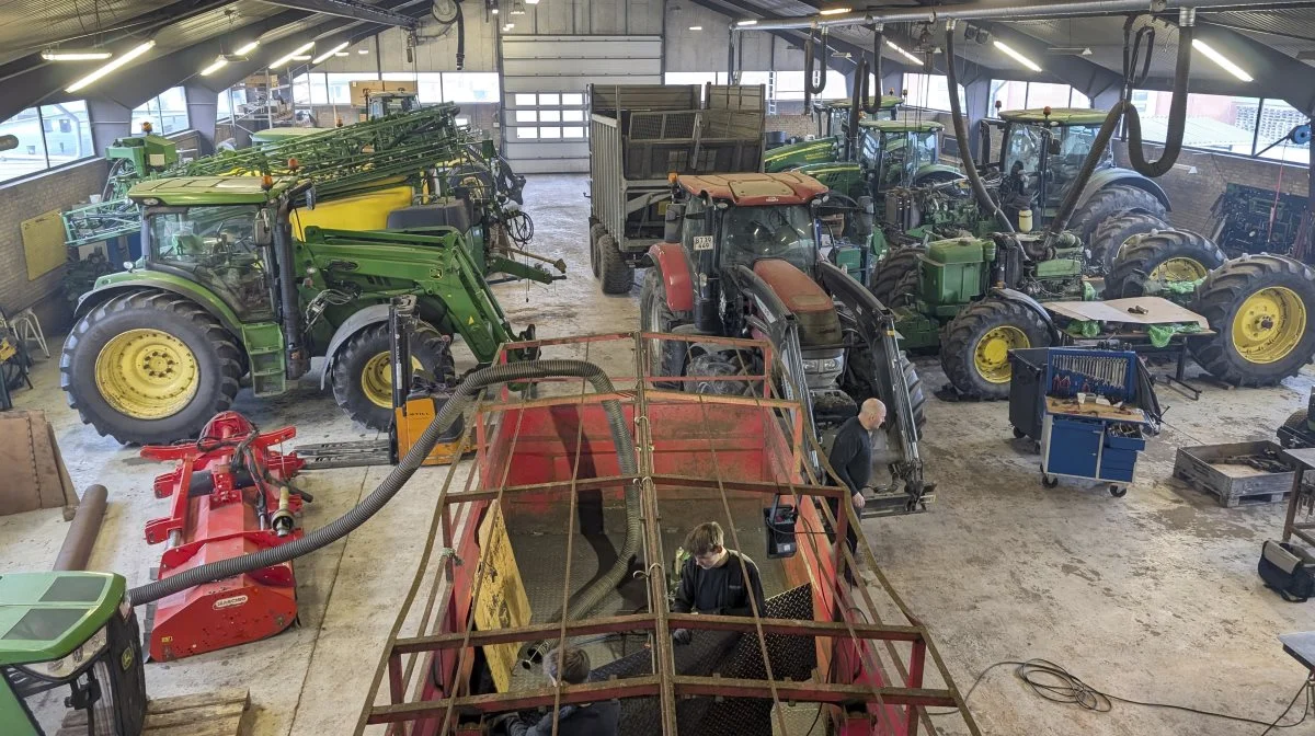 Travlheden på værkstedet gør, at der ledes efter endnu en montør, som gerne vil skrue i John Deere-traktorer.