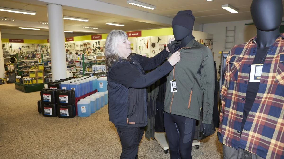 Butiksansvarlige Bente Bunde ved udstillingen af Blåkläder arbejdstøj. Med login på en app kan medarbejdere på eksempelvis en maskinstation selv bestille tøj, sko, huer eller handsker med firmaets eget logo.