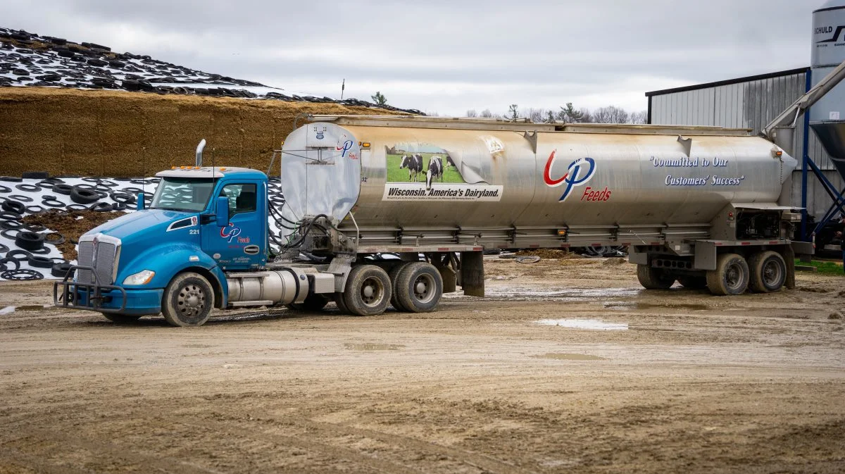 Gården ligger i staten Wisconsin, der i amerikansk mundheld også kaldes for »America's Dairyland«.