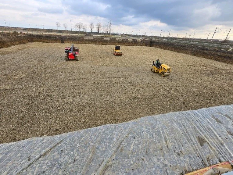 Det forberedende arbejde er i fuld gang. Der er gravet et 50 gange 50-meter hul på 4 meter i dybden til fundamentet, der skal bære de fire nye siloer, der hver kan rumme 6.000 ton. Foto: FirstFarms A/S