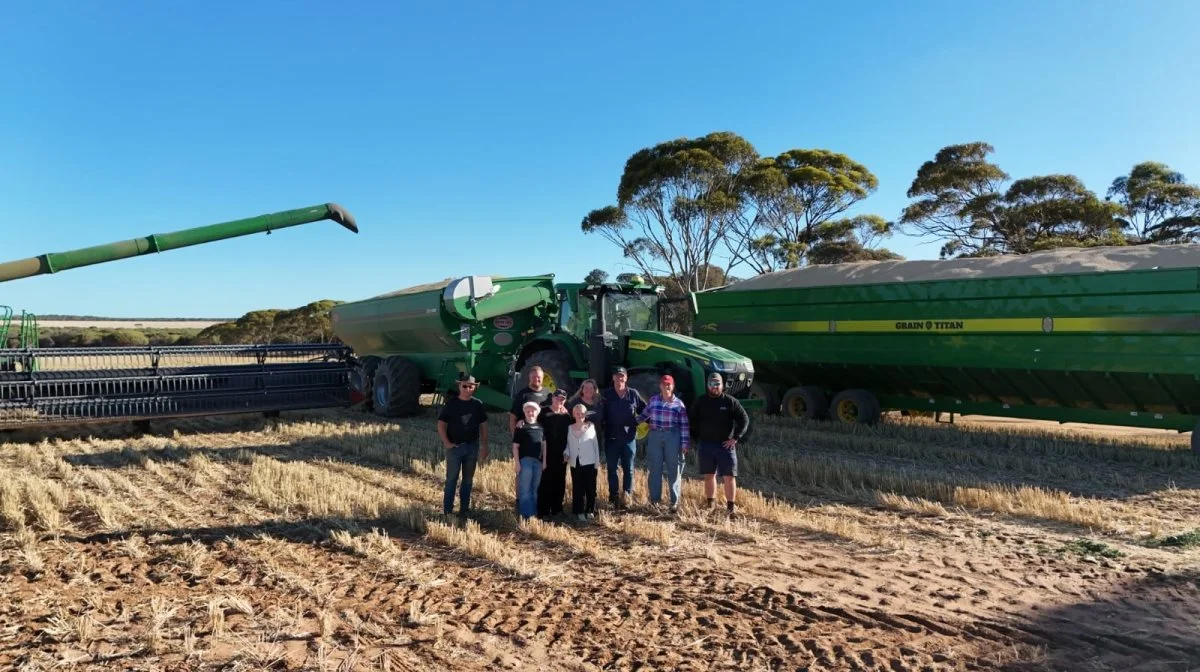 Små og store kornvogne er lige så vigtige som mejetærskere - alt i mærket John Deere.