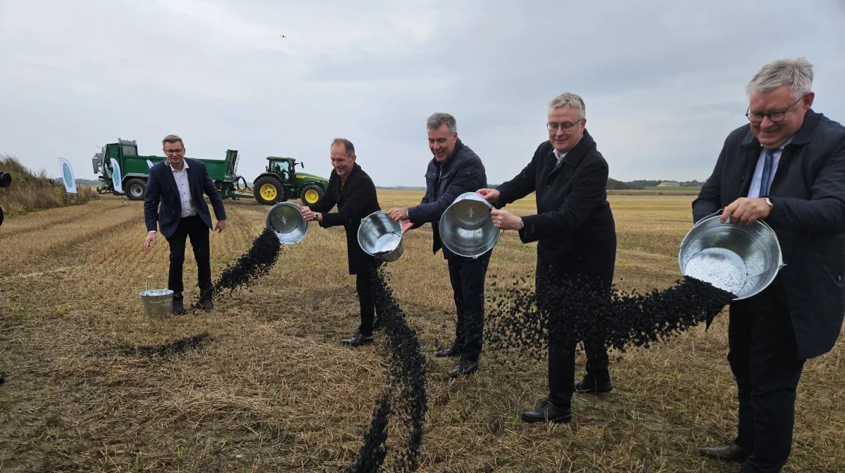 Ministrene Lars Aagaard, Jeppe Bruus og Jacob Jensen var med til at indvie Skycleans pyrolyseanlæg i Vrå. Arkivfoto: Christian Carus