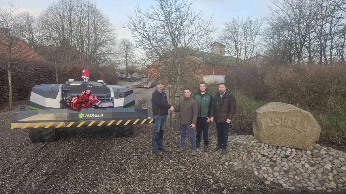 Fra venstre er det planteavler Paul Hilhorst, Mads Milling Ravn Bonde fra Danish Agro Machinery, Rick Van Den Berg fra AgXeed-fabrikken og Anders Krag Rasmussen fra Danish Agro Maskiner ved overdragelsen af den nye medarbejder til planteavlsbruget. Foto: Danish Agro