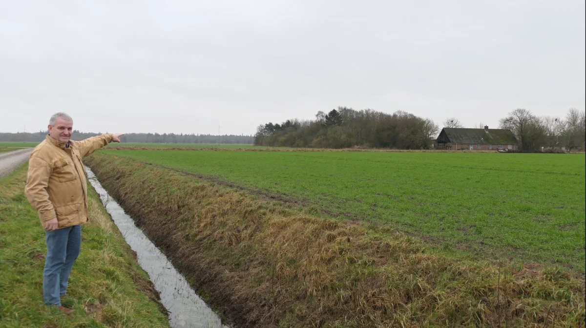 Her i dette hus i kanten af energiparken vil Klaus Aage Bengtson indrette et informationspunkt, hvor publikum frit kan gå ind og følge oprettelsen af den store energipark. - Folk skal da vide, hvad vi har gang i, siger han. Foto: Bøje Østerlund