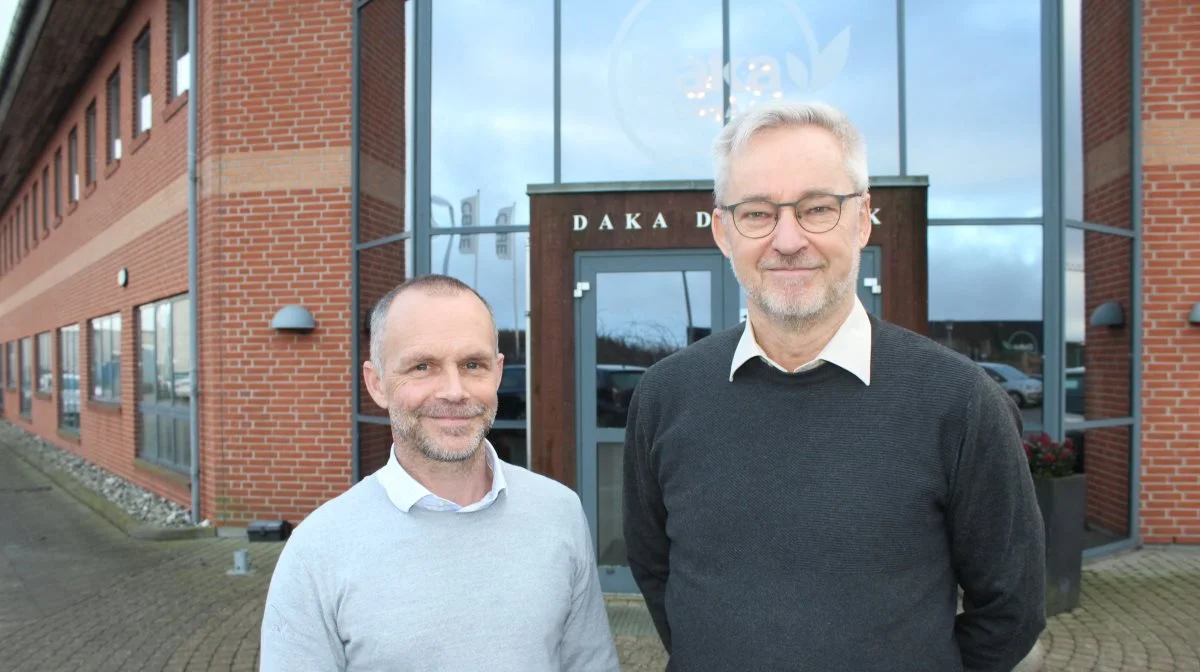 Fra venstre: Christian Skov, kommunikationschef i Daka Danmark A/S, og Keld Winther Rasmussen, public affairs manager hos Daka Denmark A/S foran Dakas hovedkontor i Hedensted. Foto: John Ankersen