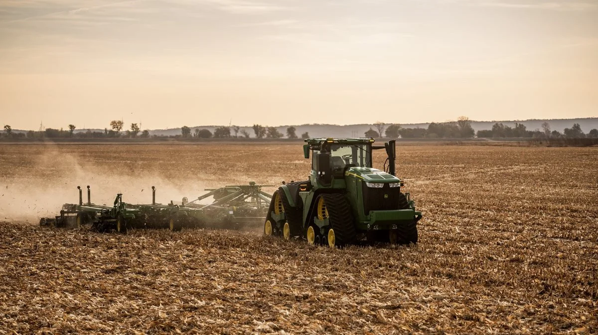 Særligt jordbearbejdningsopgaver er oplagte at udføre uden fører, og derfor er det snart muligt at få leveret John Deere 9RX i autonom udgave. I hvert fald i USA. Foto: John Deere