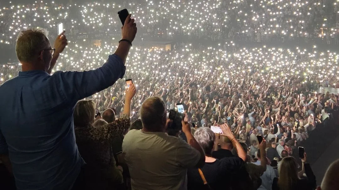 Publikum under den første af Bryan Adams' to udsolgte koncerter i Jyske Bank Boxen i starten af maj 2024. Foto: MCH