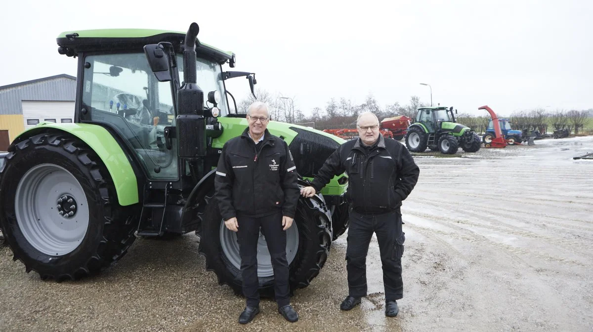 Brødrene Lars og Anders Søndergaard mistede i november forhandlingen af Deutz-Fahr efter knap et år. Baggrunden var salget af norske traktorer fra HCP, som indtil da var importør deroppe, og som er ejer af maskinforretningen på Nordfyn. Der vil dog fortsat være nye traktorer på pladsen, forventer de.  Fotos: Erik Hansen