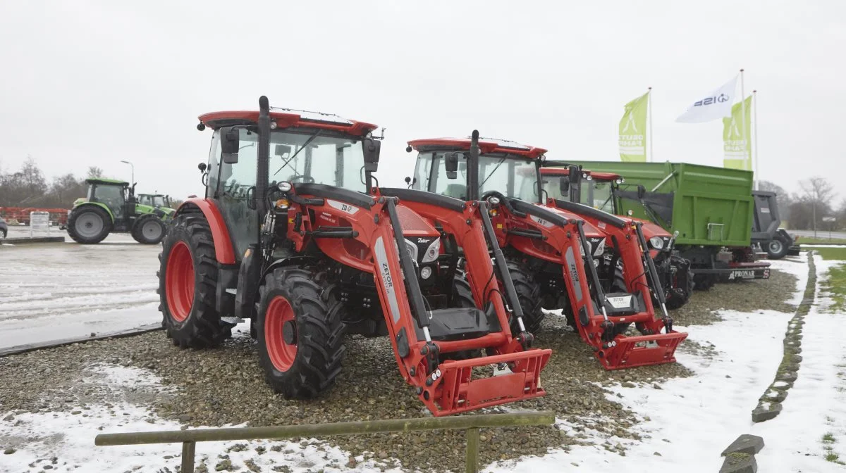 HCP-ejerskabet gør, at der dukker nye traktorer op foran O. Søndergaard & Sønner A/S, som her Zetor, som importselskabet importerer til Sverige og Finland. I baggrunden Pronar-vognene, som den nordfynske maskinforretning selv importerer og som er et stort aktiv.