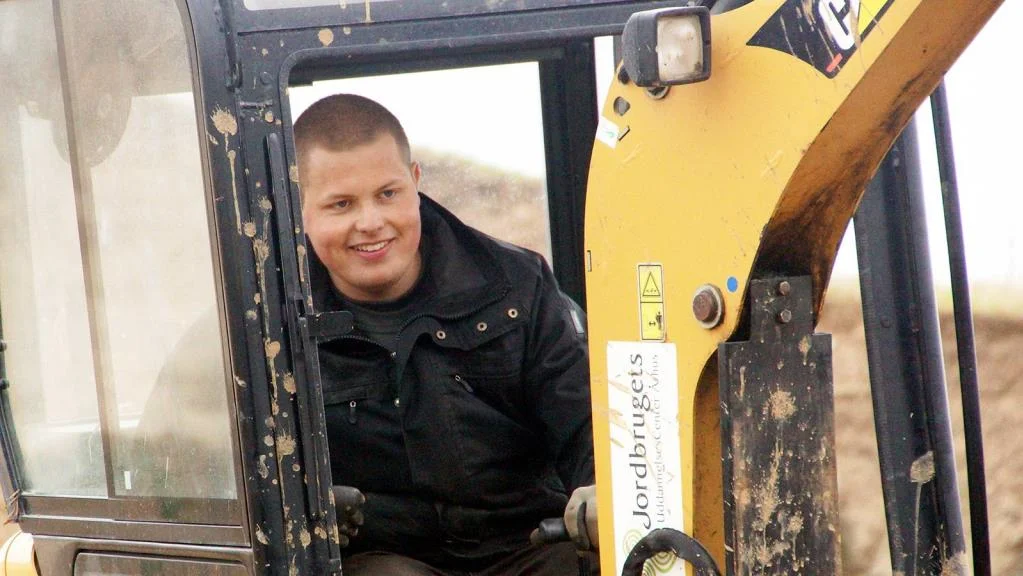 Landbrugselev med maskinspeciale, Nicolai Teilmann, er glad for også at lære at køre entreprenørmaskiner.
