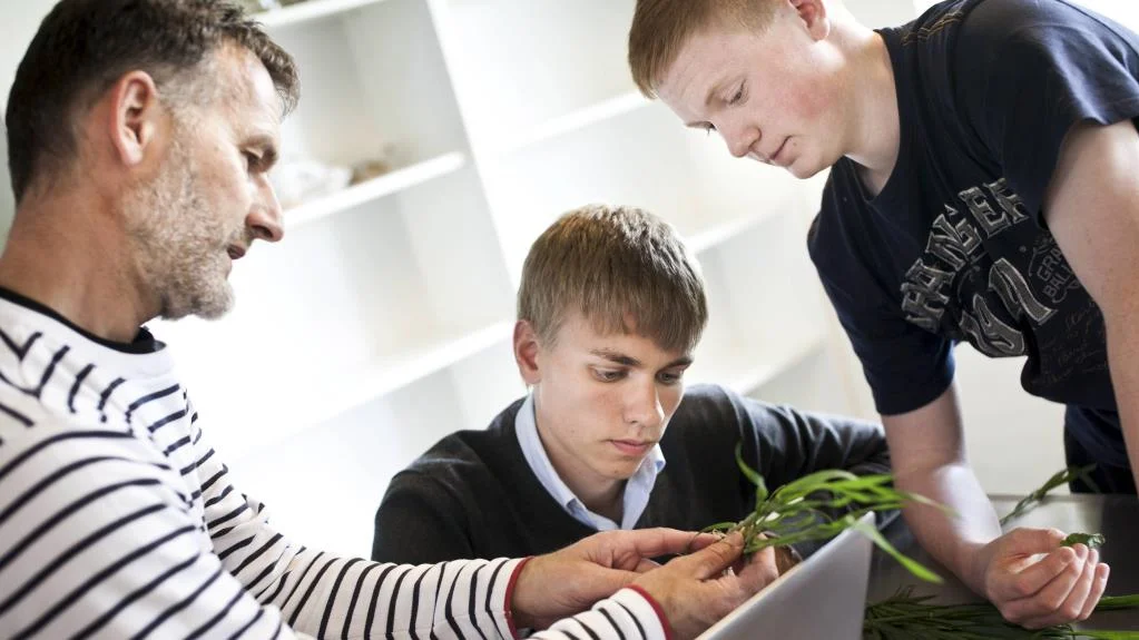 En ny aftale om praktikpladser hæver lønrefusionen, når en virksomhed har elever på skole, med 7,4 procent fra 2017 og frem
