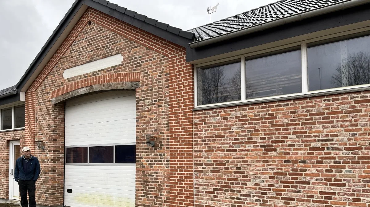 Mursten fra den gamle lade er blevet brugt til at opføre værksted/garage/maskinhus hjemme på Møllesiggaard. Foto: Christian Ingemann