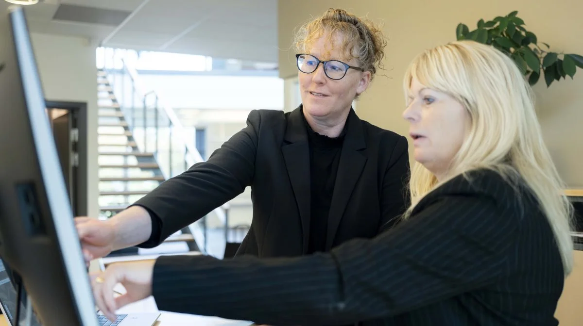 - Vi skal etablere de bedst mulige produktionsanlæg og investere bedst muligt i de eksisterende anlæg. Sådan har det altid været, men med kommende velfærdsregler og klimatilpasninger, vurderer jeg, at det er blevet endnu mere vigtigt. Det handler om at bruge vores eksisterende viden og tænke langsigtet. De bedste løsninger opstår, når vi får alle forhold undersøgt og vurderet i forhold til ønsker om fremtidig drift, fortsætter miljøkonsulent Hanne Bang fra Gråkjær, som her ses sammen med Nina Gamby, som også er miljøkonsulent ved Gråkjær.