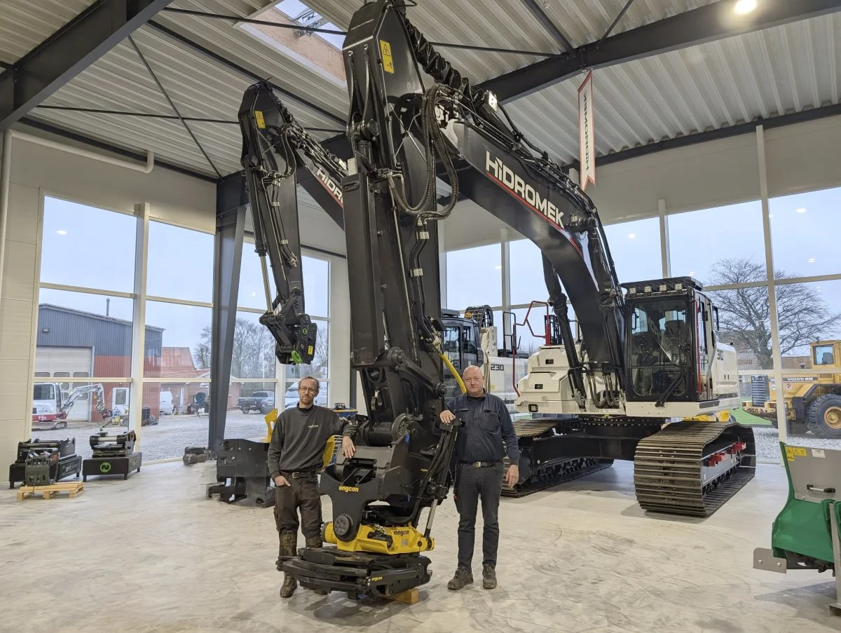 Frederik (tv) og Henrik Bergholdt oplever stor kundetilfredshed med Hidromex-gravemaskinerne, som KSM-Maskinservice importerer fra Tyrkiet, og som sælges og serviceres i hele landet. Foto: Erik Hansen