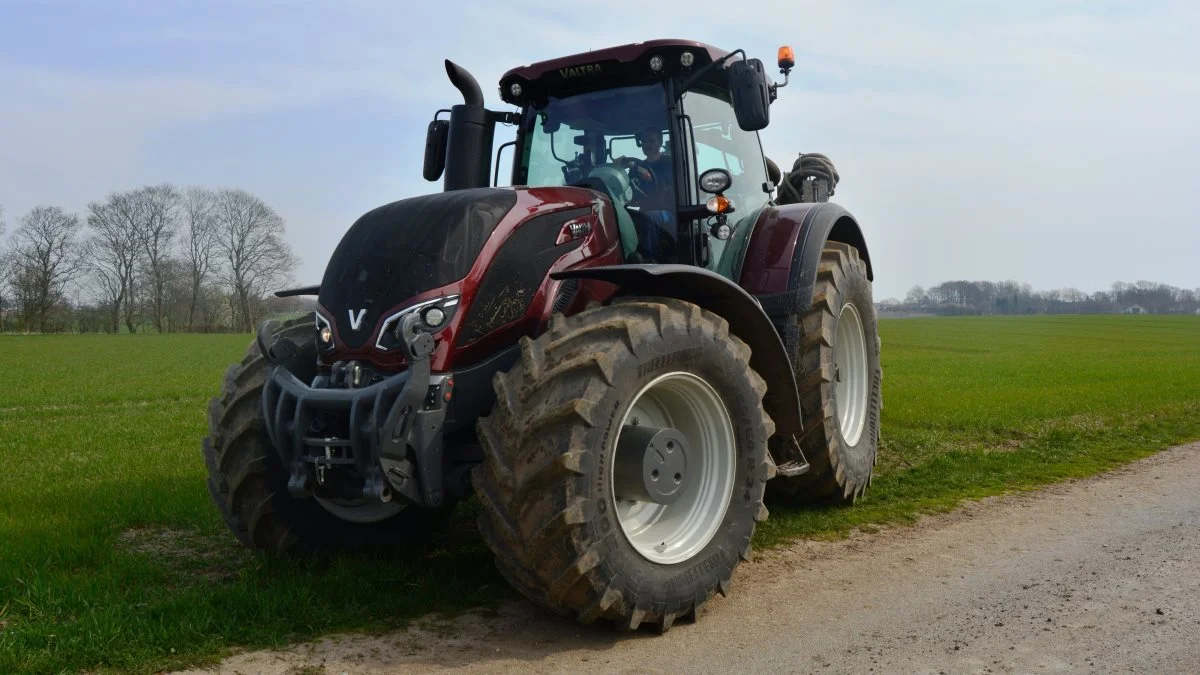 - Der er kræset for en lang række brugeroptimerende detaljer i vores Valtra S4-serie, såsom det patenterede SmartTouch-armlæn, der giver god støtte i alle situationer og er nemt at bruge. Samtidig gør betjeningsanordningerne på armlænet det nemt at styre transmissionen, hydraulikken og kørehastigheden. Og så er farveskærmen let at læse, ligesom transmissionens indstillinger kan forudindstilles for at lette dit arbejde yderligere, siger Arne Spejlborg, der er direktør for Valtra i Danmark.