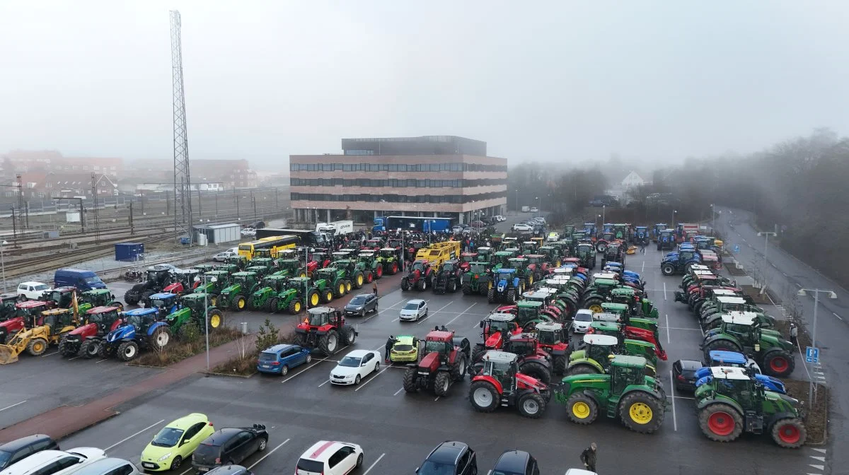 Demonstrationen fandt sted ved Delingen i Ringsted, hvor parkeringspladsen, der normalt bliver brugt af autocampere, var fyldt af traktorer. Foto: Loud ’n’ Proud Productions