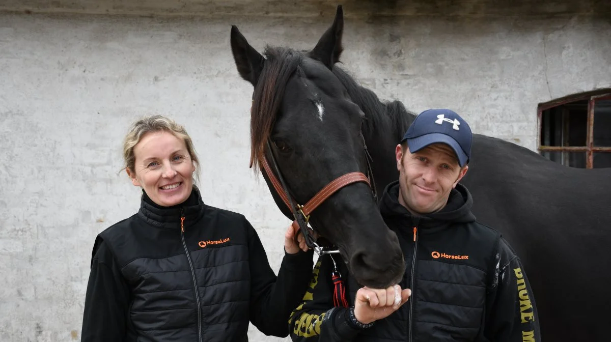 Galoptræner Rikke Rohbach Bonde med ægtemanden og staldens jockey, Nicolaj Stott. Fotos: Camilla Bønløkke