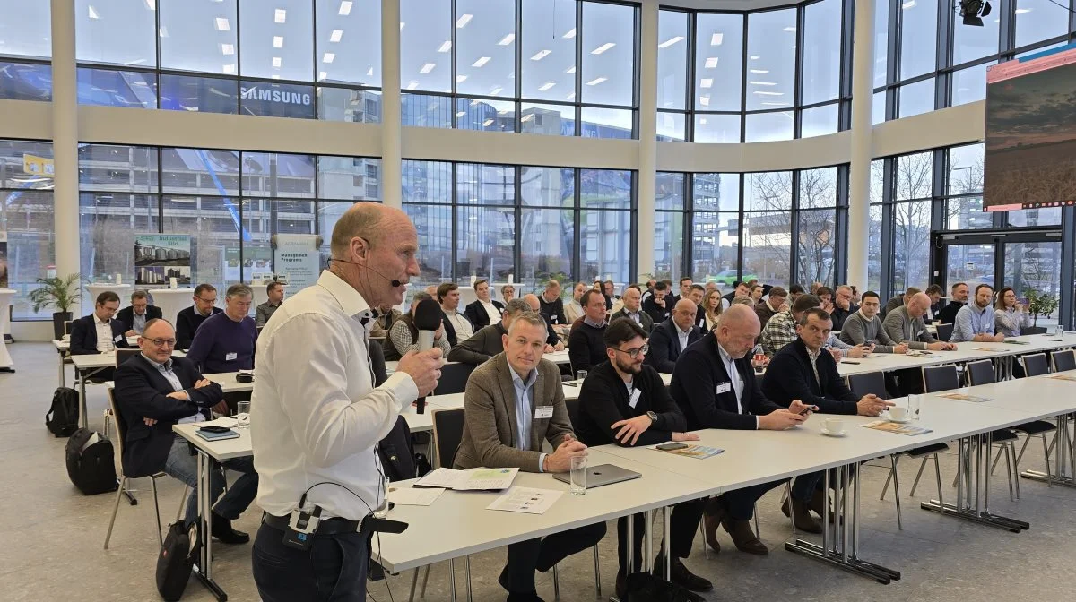 Formand for Danish Farmers Abroad, Jesper Brunhøj Jensen, ses her på første række tv lige foran ordstyrer Tom Axelgaard på den netop afholdte konference i Wien. Fotos: Jørgen P. Jensen