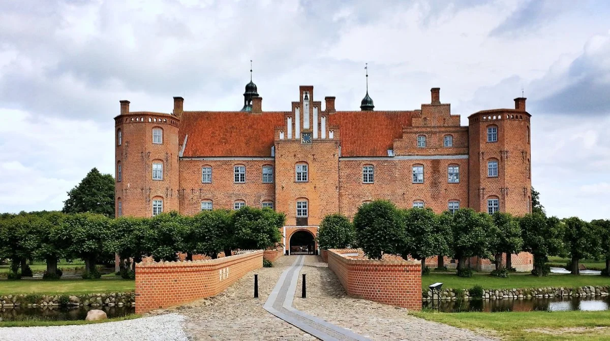 I løbet af 2025 skal Hjerl Hede og Gammel Estrup (billedet) danne rammen for en række workshops for erhvervsskoleelever, der skal prøve forskellige gamle håndværk. Arkivfoto