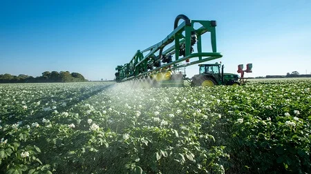 - Pesticidmidlet godkendes udelukkende, hvis der kan vises sikker anvendelse. Dette betyder, at pesticider, der godkendes i dag, ikke må ende i vores grundvand over en fastsat grænseværdi og at pesticidmidlet kan anvendes sikkert af f.eks. landmanden og uden risiko for eventuelle naboer og forbipasserende, skriver Miljøstyrelsen. Arkivfoto