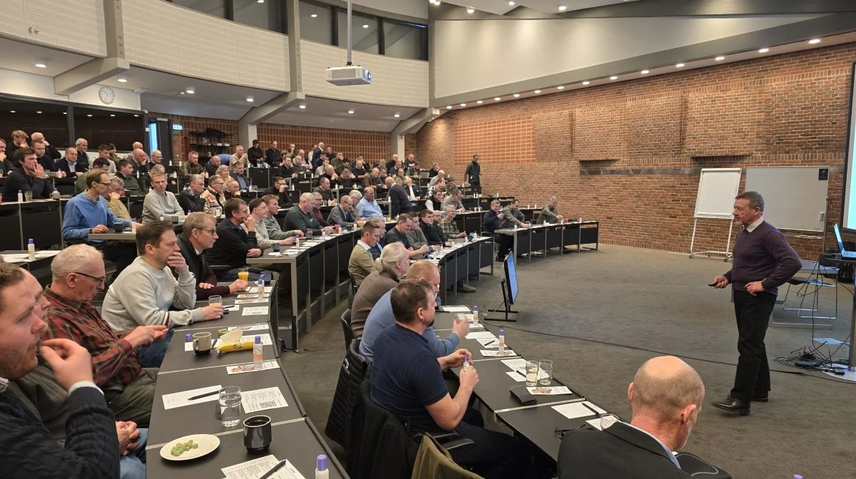 Planteavlsrådgiver Lars Albrecht, Albrecht Agro, er i gang med at gennemgå sine omfattende markforsøg for de 160 planteavlere på det fælles planteavlsmøde i Roskilde. Foto: Jørgen P. Jensen