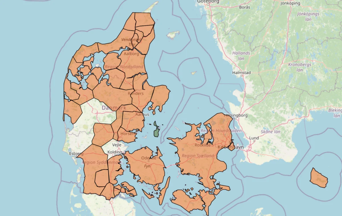 Hovedparten af alle områder i Danmark er med i saneringen mod PRRS. Kun de lyse felter mangler, og der går man i gang i foråret. De farvede felter svarer til, at 89 procent af alle danske besætninger er enten saneret eller er i gang med det. Det tal var i 54 procent i januar 2024, oplyste Nicolai Weber.  Kilde: L&F