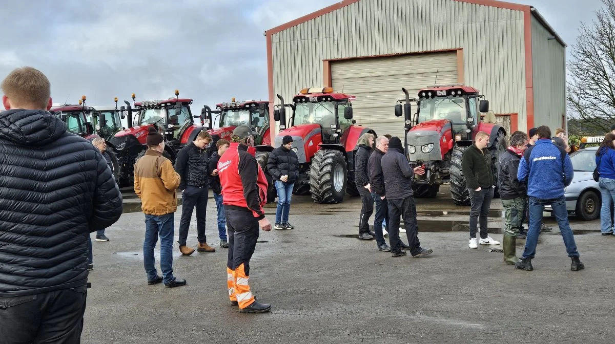 Inden demonstrationen samledes deltagerne hos maskinforretningen Traktor- & Høstspecialisten i Grundfør ved Hinnerup nord for Aarhus.