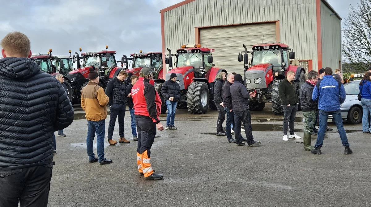 Inden demonstrationen samledes deltagerne hos maskinforretningen Traktor- & Høstspecialisten i Grundfør ved Hinnerup nord for Aarhus.