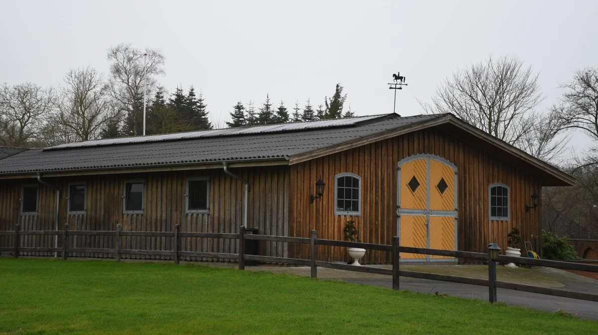 Heste, der skal på de længere rejser, samles i transitstalden i Elmelunden.