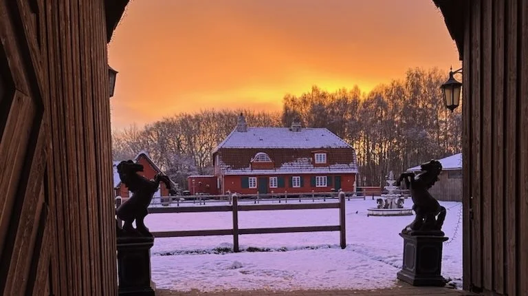 Det eventyrlige røde hovedhus iklædt vintertid. Foto: HorsesbyAir