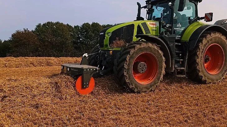 Erfaringen er, at der kan lægges meget tryk på skåret, uden Crop Roller kommer til at skubbe til halmen. Her hjælper den takkede form på valsen til. 