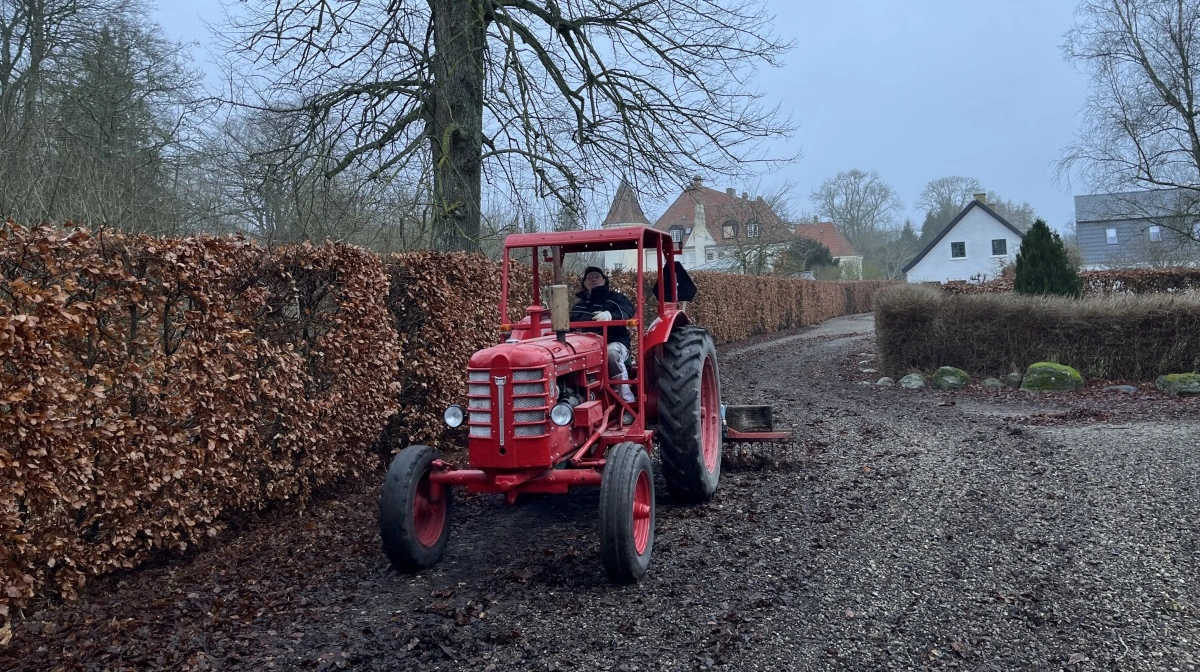 Landbrugsjorden er blevet bortforpagtet, men godsets gamle traktor fra den nuværende godsejers bedstefars tid kan stadig bruges til blandt andet rivearbejde. Foto: Christian Ingemann 